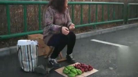 农村大妈摘杏吃瓜视频,共享田园生活乐趣