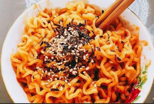 火鸡面吃瓜视频,揭秘网红美食背后的故事